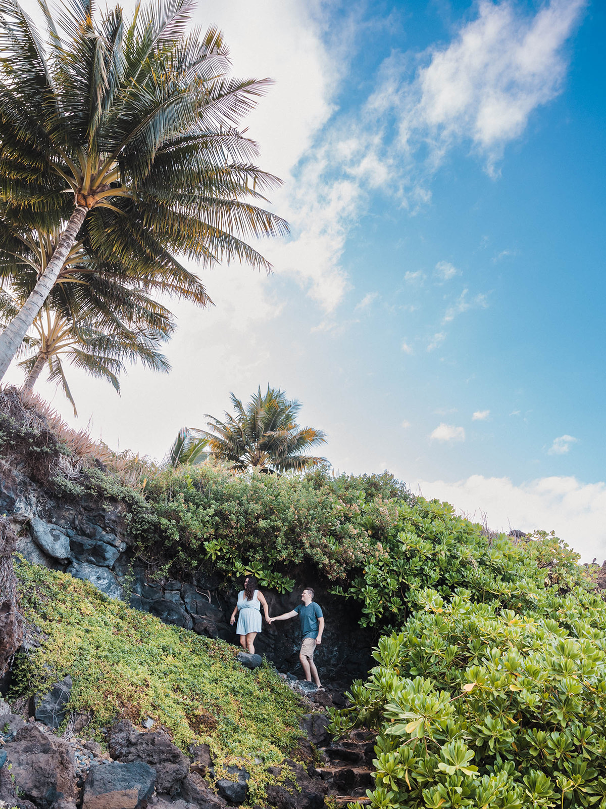 couple in Hawaii for anniversary photo shoot