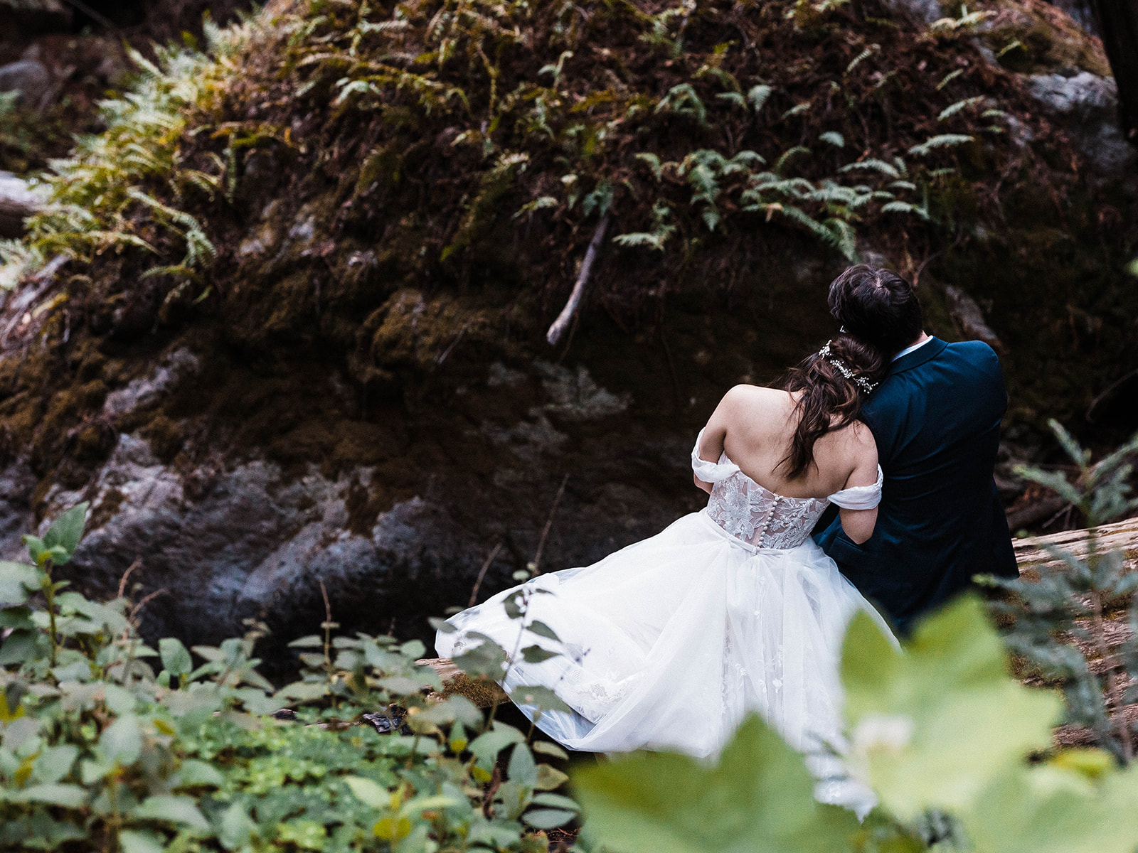 eloping couple recreate their first Big Sur date for elopement